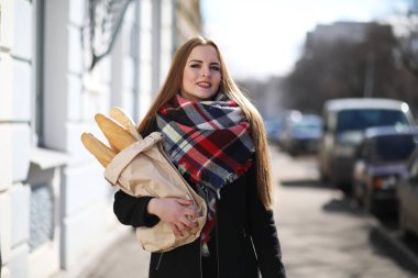 Güneşli havalarda bir yürüyüşte kız