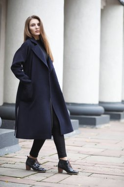 İş merkezinde paltolu güzel kız 