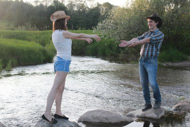 Hoş bir çift tarafından kırsal bir yolda