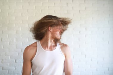 Uzun saçlı genç adam.