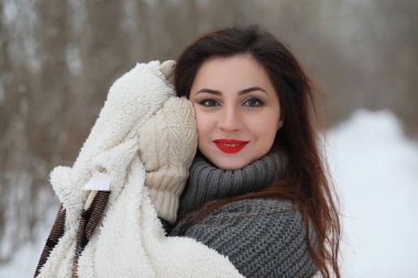 Güzel bir kış parkta güzel kız