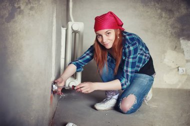 Kızıl saçlı kız bir elektro gitar ile. Rock müzisyen GIR