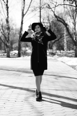 Bir genç kızın bir yolda siyah ve beyaz fotoğraf