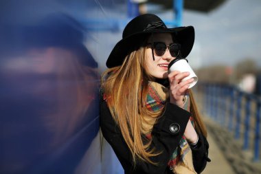 Marketler bir yürüyüş için Fransız kadın