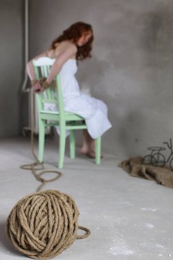 Genç kız yere bağlı. Kaçırılan kız. Kurban o