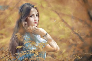 Bir yürüyüş ve sonbaharında genç kız 