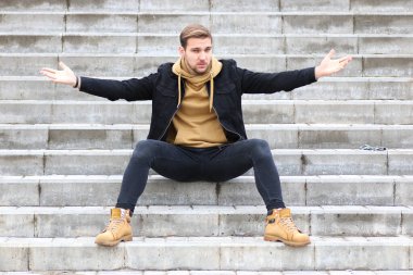 Genç adam bir sonbaharda sakal.