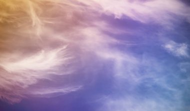 Beyaz bir gökyüzünde bulutlar