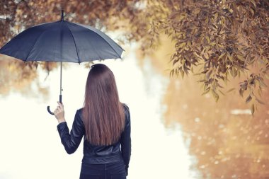Sonbahar parkında genç bir kız