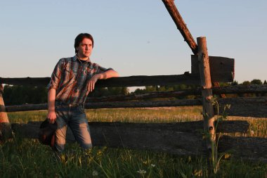 Hoş bir çift tarafından kırsal bir yolda