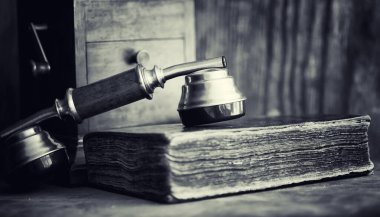 Eski telefon ve retro kitap masanın üzerinde. Geçmişte telefon 