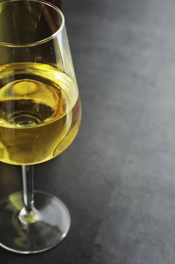 Masada şeffaf beyaz şarap şişesi var. Beyaz şarap!