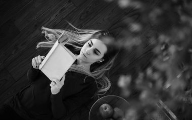 Genç kız evde rahatlatıcı