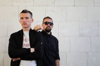 İki erkek güneş gözlüğü 