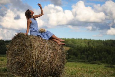 Elbiseler yaz alanında iki kız