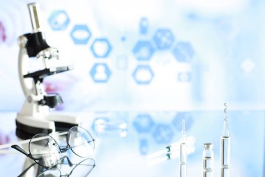 Mevsimlik aşı. Masadaki tıbbi malzemeler..