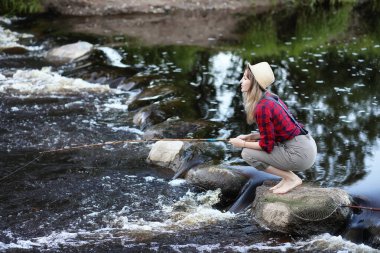 Kız bir olta ile Irmak