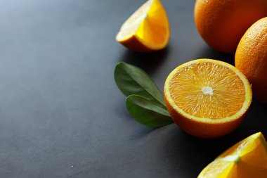 Taş bir masada portakal turunçgil meyvesi. Turuncu arkaplan.