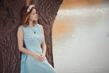 Bir yürüyüş ve sonbaharında genç kız 