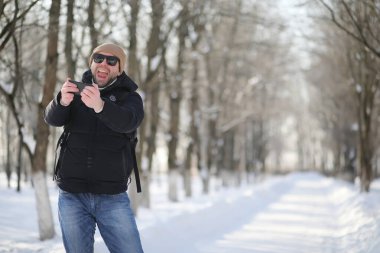 Bir sırt çantası soğuk kış olan bir adam