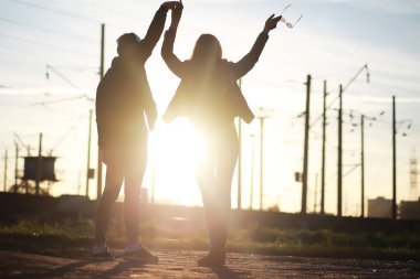 Gündelik kıyafetlerle yürüyen sevgi dolu bir çift.