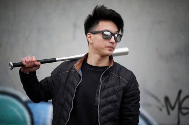 Asya genç adam kameraya poz sokakta