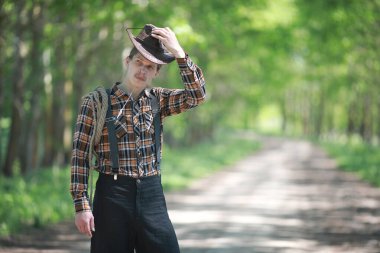 Yaz günü açık havada gitarı olan bir adam.