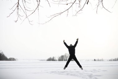 Yürüyüşte bir adam. Kış manzarası. Kış yolculuğunda turist.