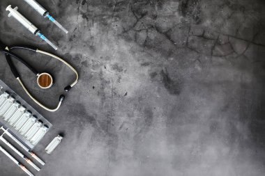 Aşılama. Tek kullanımlık şırıngalar ve V ile test tüpleri.