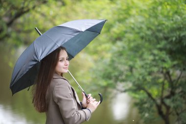 Bir ceket bir bahar parkta genç kız
