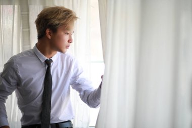 Genç Asyalı işadamı beyaz gömlek ve kravat