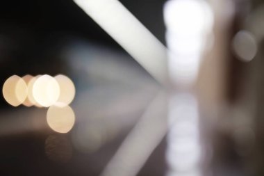 Boş koltukları olan metro vagonu. Boş metro.