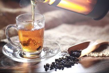 Bir hizmet tabloda çay demlendi