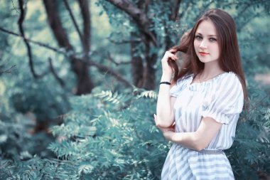 Bir kız bir bahar yeşil park