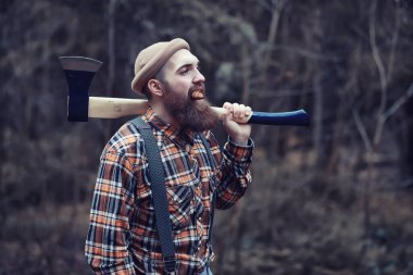 Sonbahar yağmurlu hava ve bir şemsiye ile genç bir adam