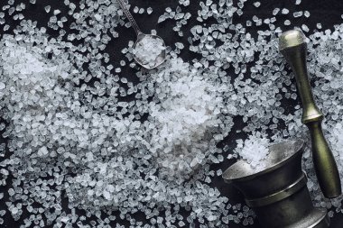 Büyük deniz tuzu. Baharat. Havan ve tokmak öğütmek için.