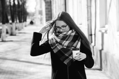 Bir genç kızın bir yolda siyah ve beyaz fotoğraf