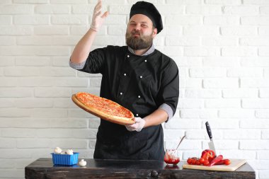 Sakallı şef aşçı yemek hazırlar