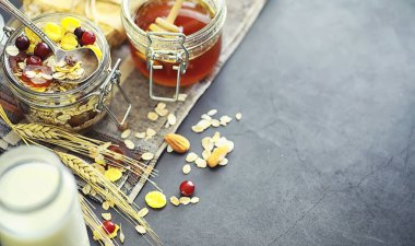 Sağlıklı kahvaltı. Süt lügatli tahıllardan Müsli.