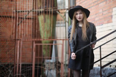 Şehrin içinde bir deri yelek sokak aşağı bir kız yürüyor bir 