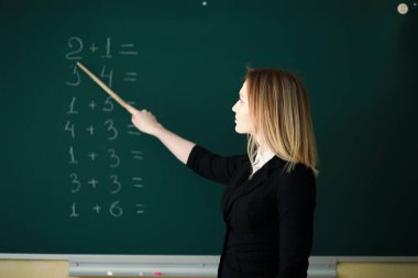 Genç öğretmen okul sınıf