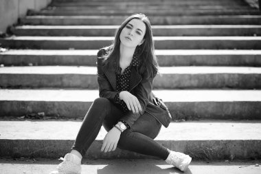 Bahar şehrin içinden bir yürüyüşte kız