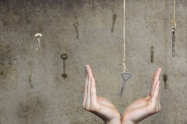 Birçok eski vintage tuşlarından birine uzanan el