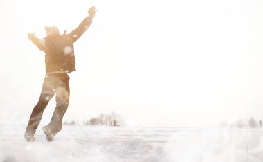 Yürüyüşte bir adam. Kış manzarası. Kış yolculuğunda turist.