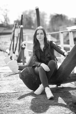 Bahar şehrin içinden bir yürüyüşte kız