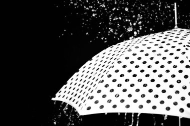 yağmur damla şemsiye izole