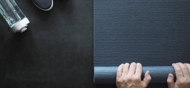 Yerde yoga pratiği yapmak için. Sağlıklı yaşam tarzı.