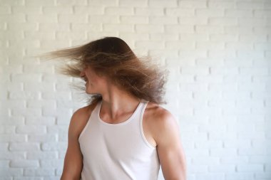 Uzun saçlı genç adam.