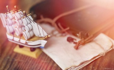 Eski ahşap gemi yelken ve direkleri oyuncak bir stand ile. Vintage ve