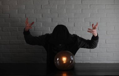 Bir fortune teller top olan bir adam